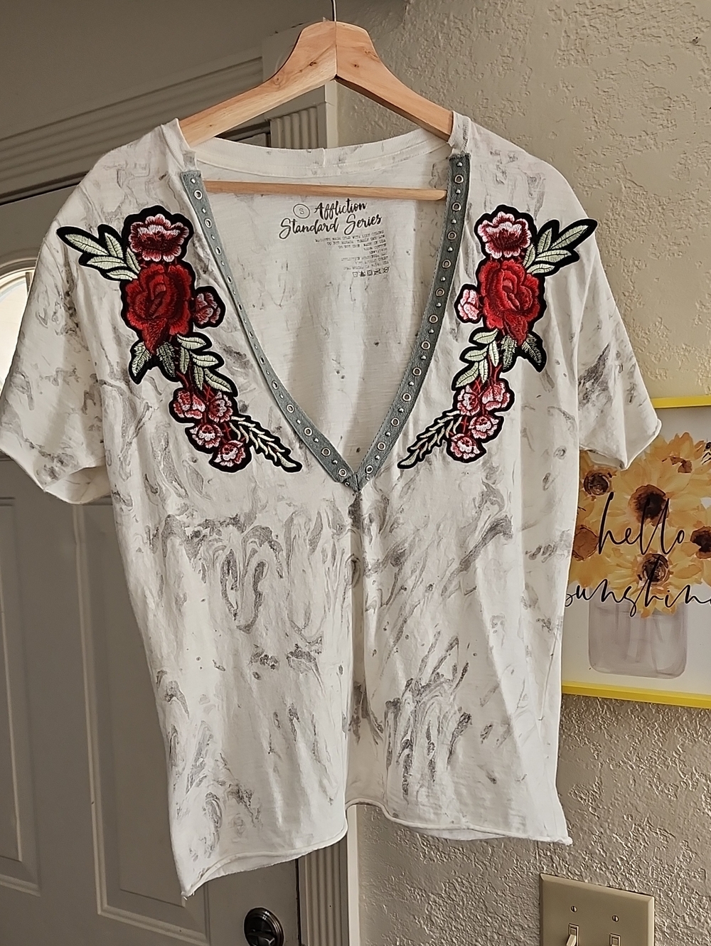 Affliction White Short Sleeve V-Neck Tee with Red Rose Appliqués Sz S Y2K Style